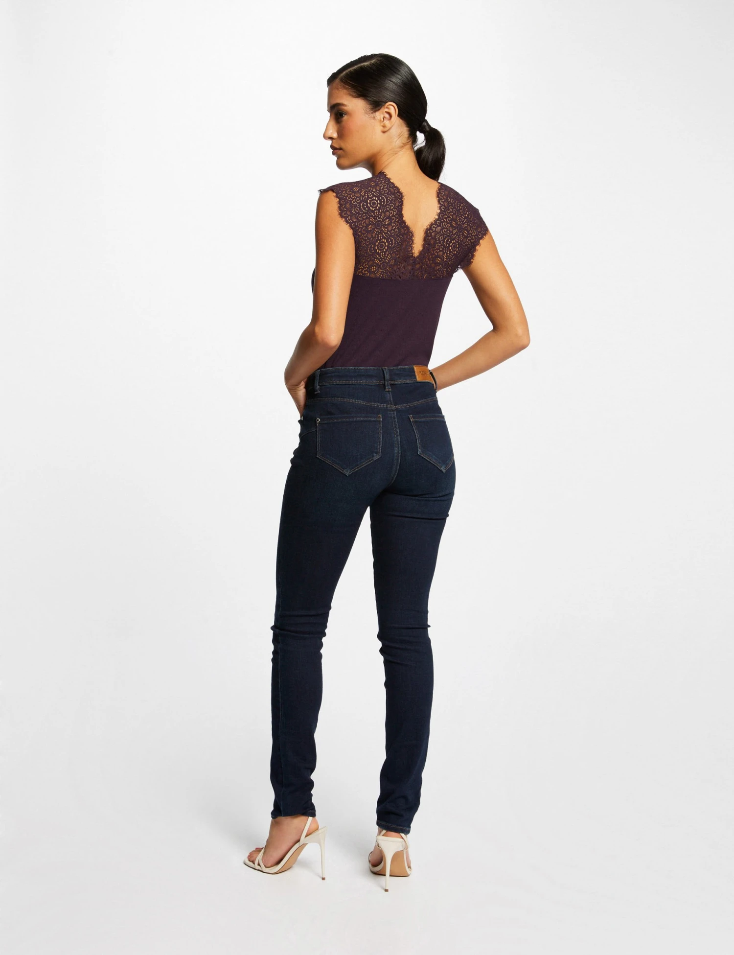 Débardeur Bretelles Larges En Dentelle Prune Femme 2 Débardeur Bretelles Larges En Dentelle Prune Femme – Image 2