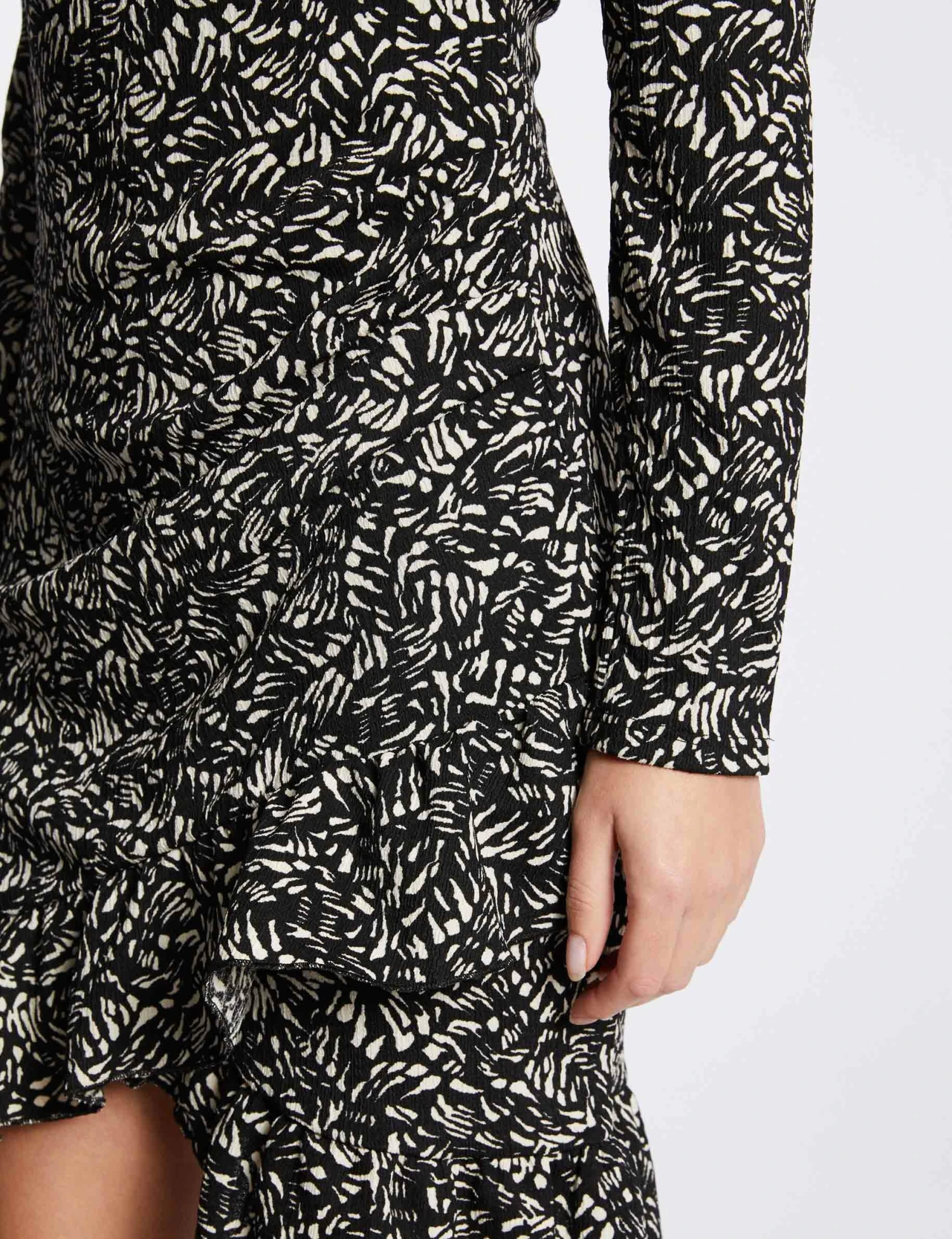 Robe Ajustée Drapée Imprimé Abstrait Noir Femme 5 Robe Ajustée Drapée Imprimé Abstrait Noir Femme – Image 5